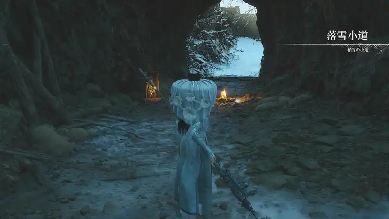 ウツロノハネ_厨子_積雪の小道 width=